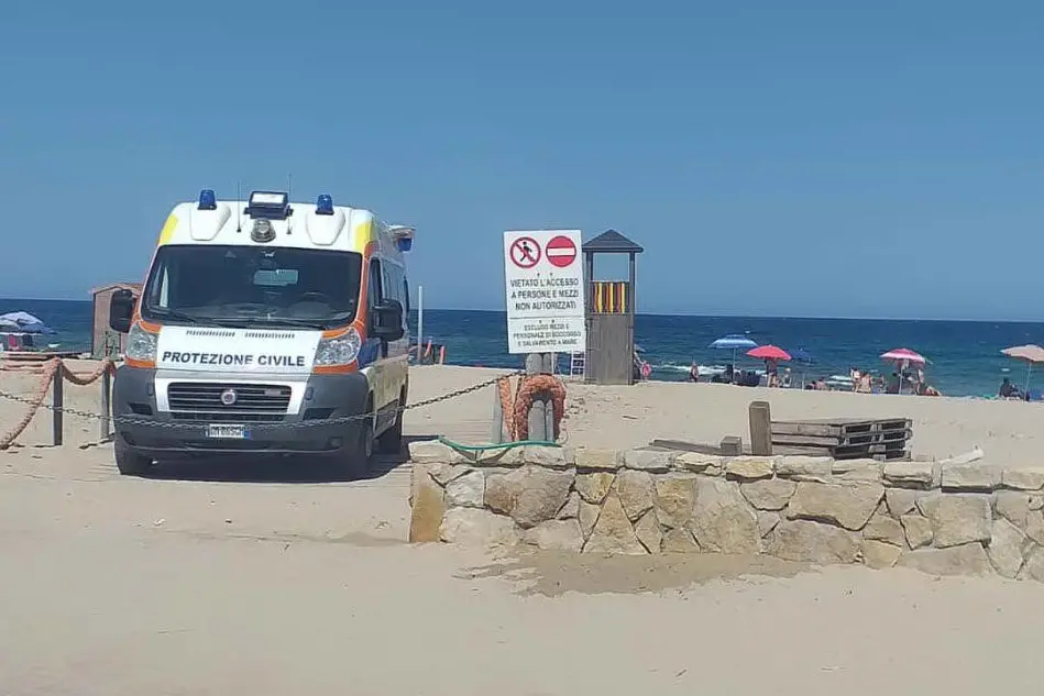 Torrette e ambulanza in spiaggia (foto Pani)
