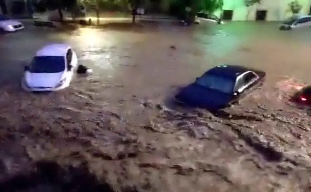 Un'enorme ondata di acqua fangosa ha sommerso la città di Sant Llorenc (Ansa/Epa)