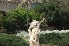 Giardini pubblici di Cagliari:mozzata la testa di tre statue