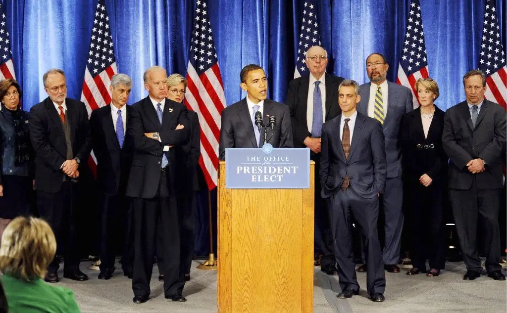 Sceglie come vicepresidente Joe Biden (a sinistra in foto)