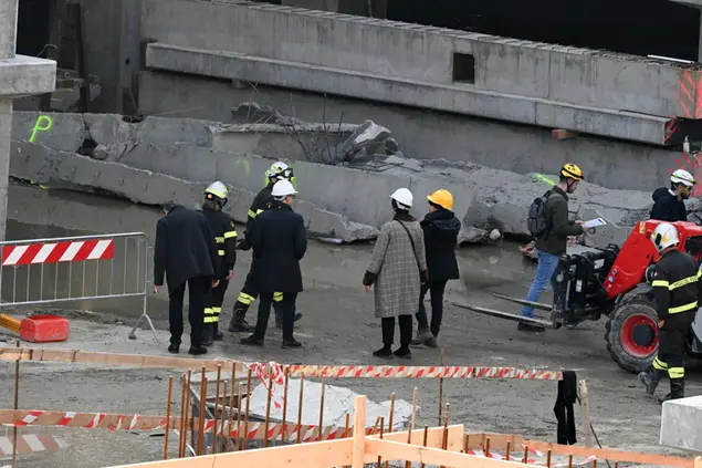 Sopralluoghi del personale Asl nel Cantiere Esselunga di Via Mariti a Firenze (Ansa)