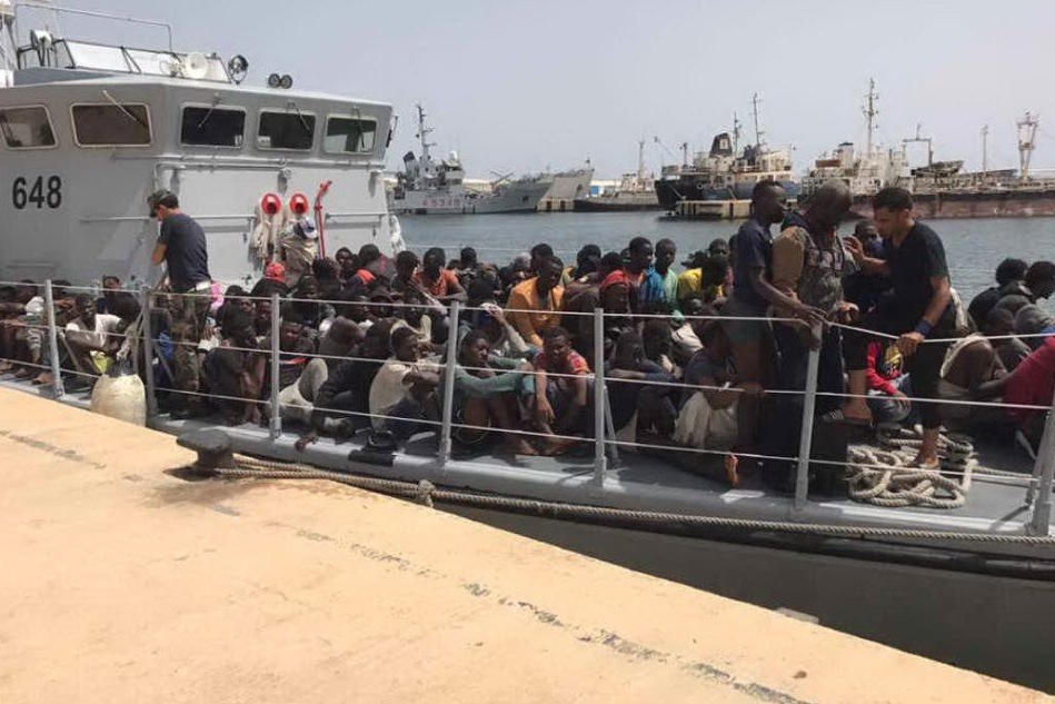 Migranti scampati ai recenti naufragi assistiti al porto di Tripoli (Unhcr Twitter)