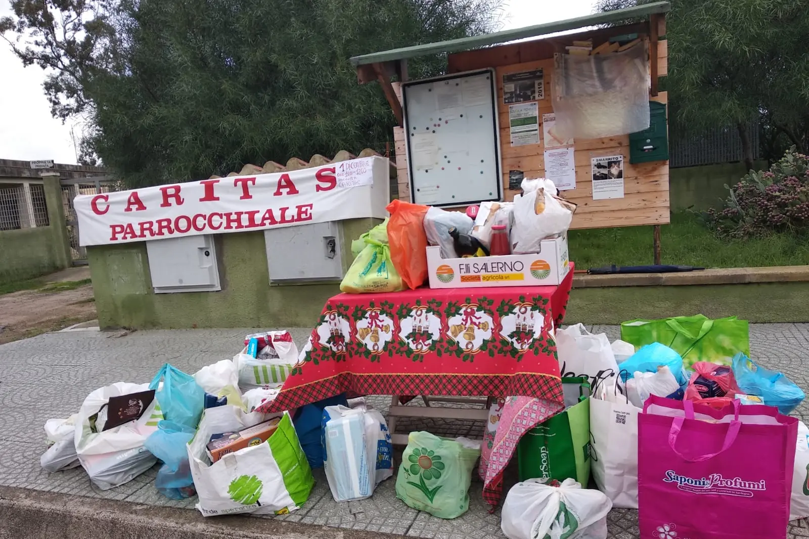 Un punto di raccolta Caritas dello scorso anno (foto Elena Manca)