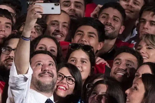 Un selfie di Salvini (Ansa)