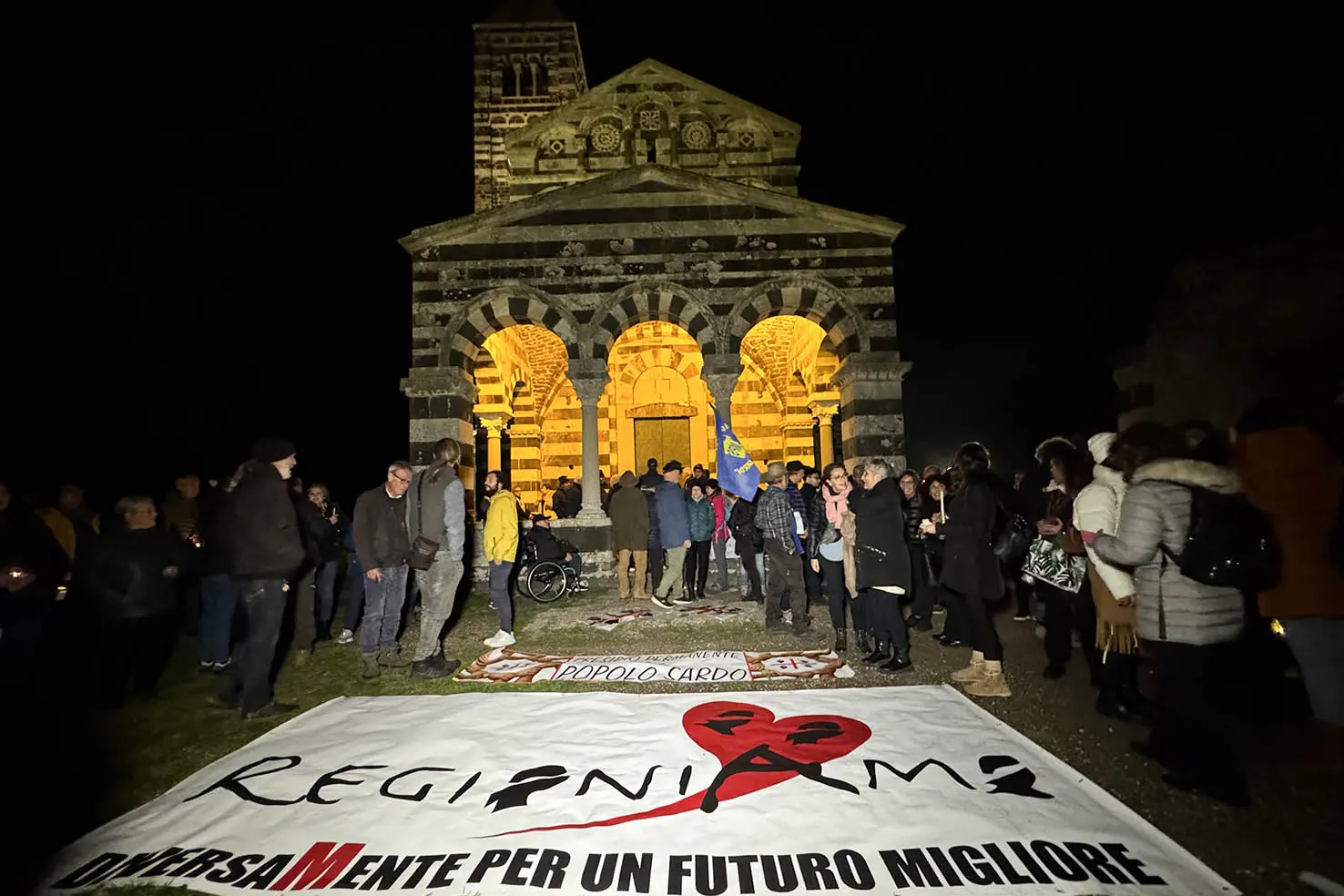 catena umana per proteggere Saccargia , manifestazione del popolo di Pratobello contro l’eolico - Saccargia - foto Calvi 29.11.2024