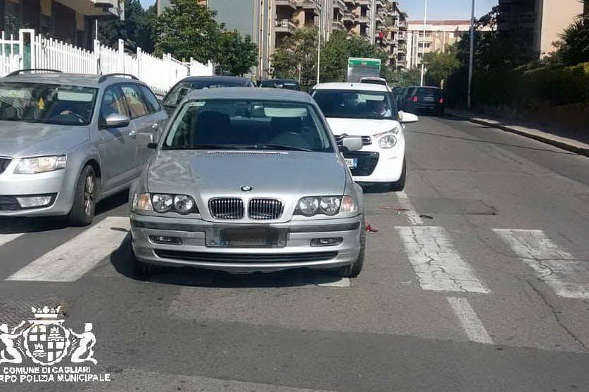 Urta un'auto a Cagliari, si scopre che è senza patente e assicurazione