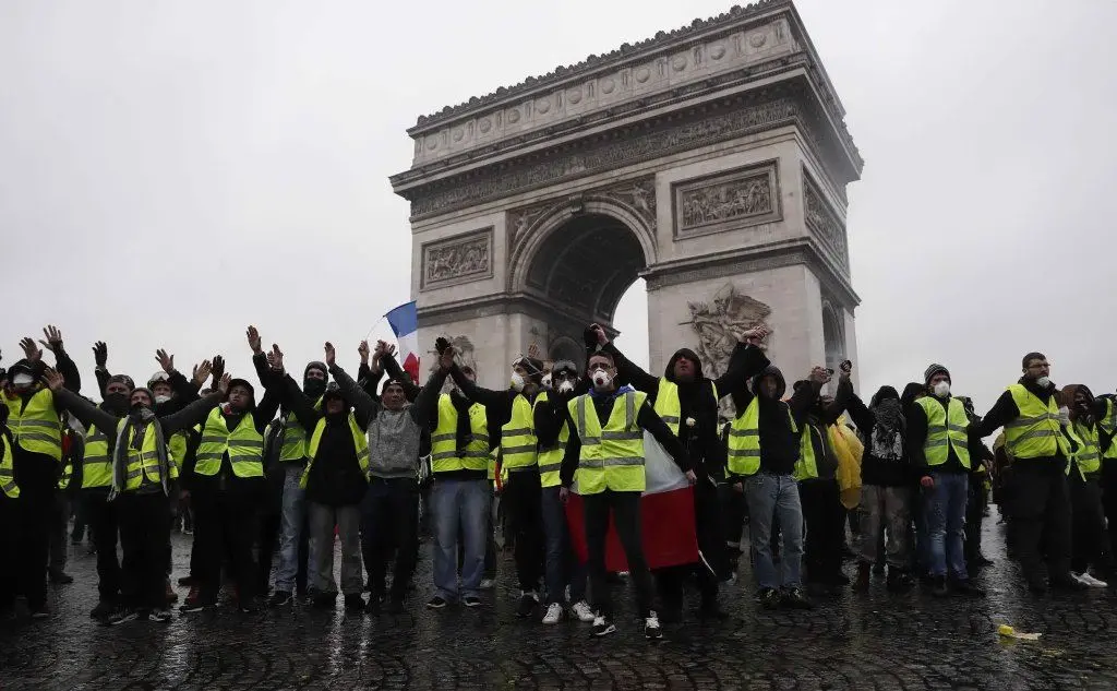 Fra 500 e 600 gilet gialli sono radunati attorno agli Champs-Elysees
