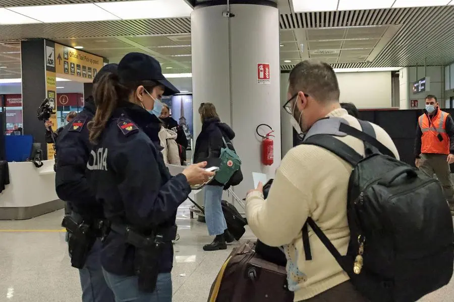 Controlli ai passeggeri all'aeroporto di Fiumicino (Ansa)