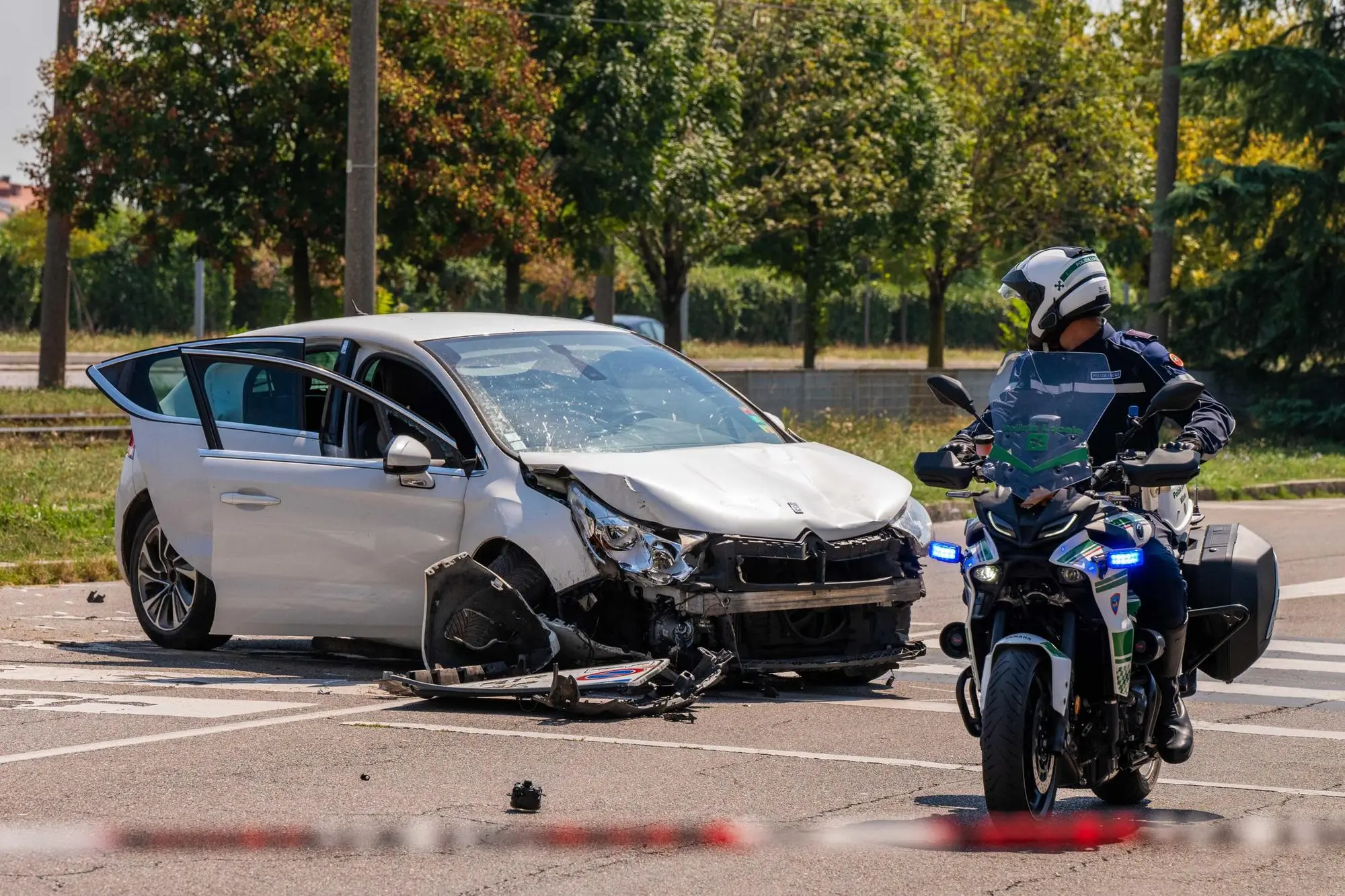 L'auto coinvolta nell'incidente mortale in via Saponaro a Milano (foto Ansa)