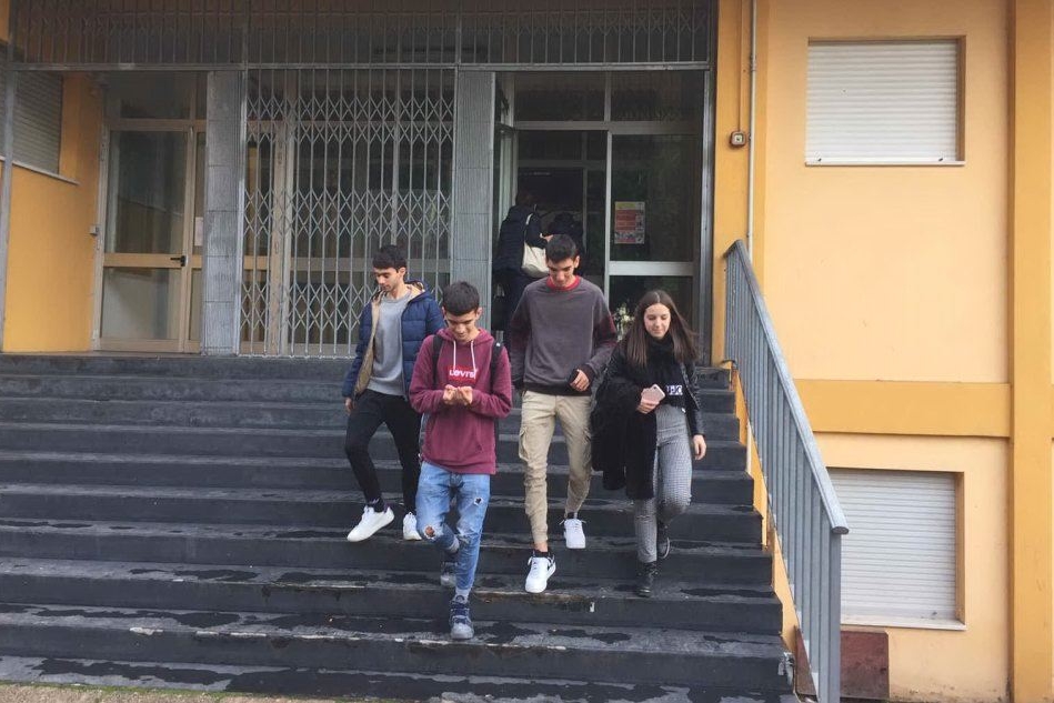 Gli studenti lasciano la scuola (Foto E.Sanna)