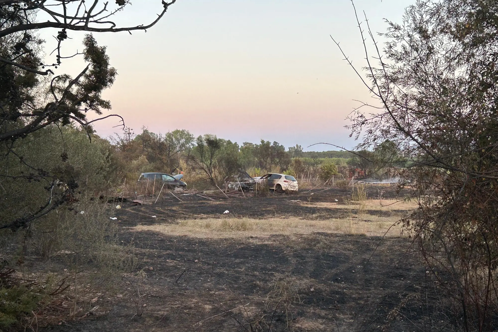 Tre carcasse di auto bruciate a Lotzorai (foto Secci)