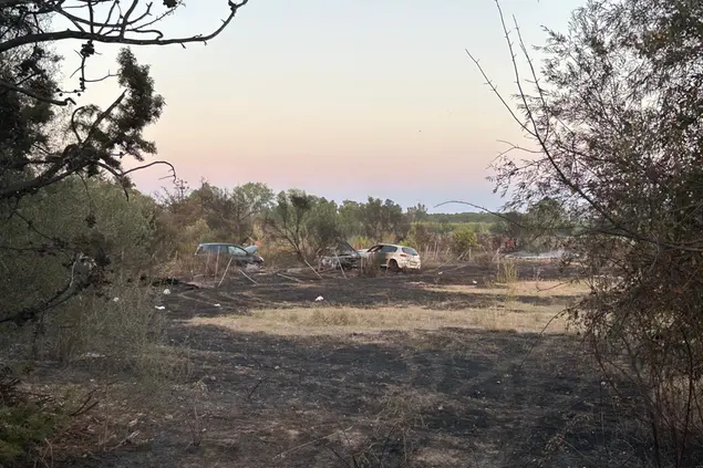 Tre carcasse di auto bruciate a Lotzorai (foto Secci)