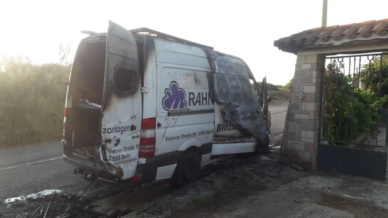 Il furgone incendiato a Su Pallosu