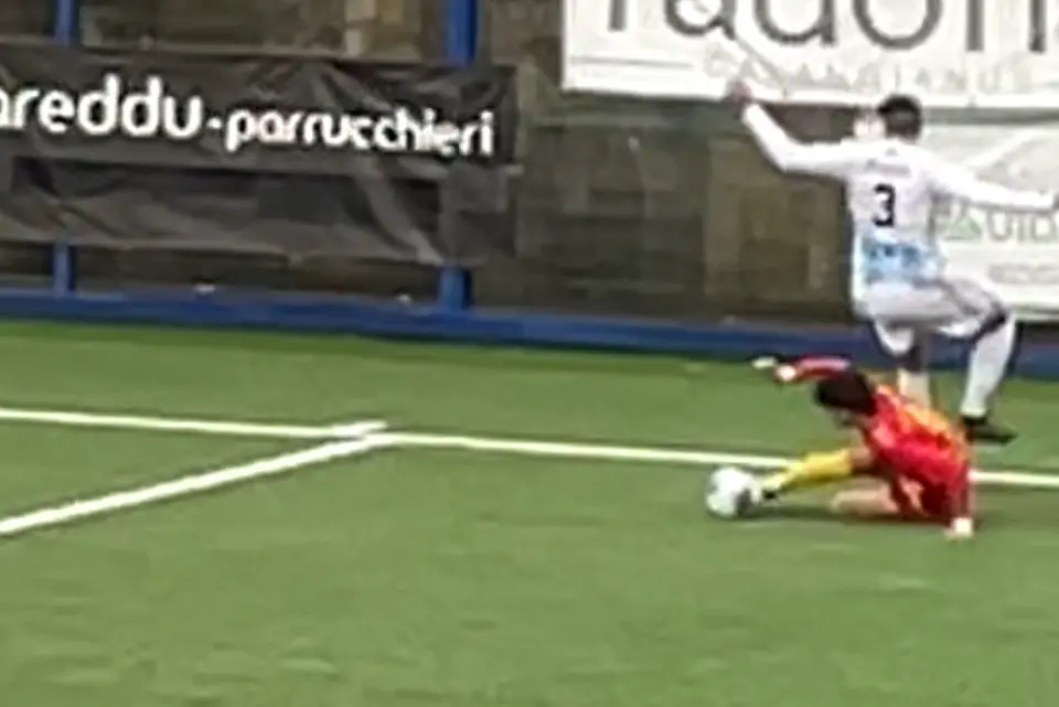 Un poderoso recupero palla da parte del laterale Calangianese, Paolo Serra (G.Pischedda)