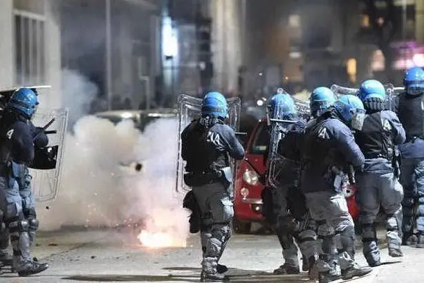Tensione a Torino dopo lo sgombero di uno storico centro sociale