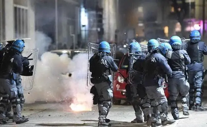 Tensione a Torino dopo lo sgombero di uno storico centro sociale