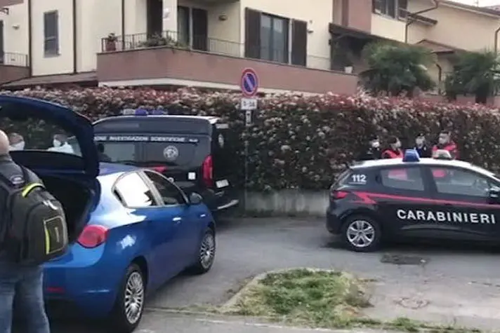 Gli inquirenti sul luogo del delitto (Frame Ansa)
