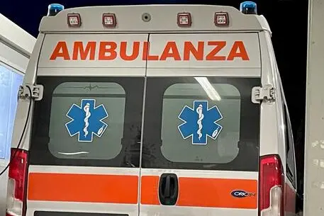 Un'ambulanza: al Brotzu di Cagliari nascerà una squadra per il trasporto dei pazienti (Ansa)
