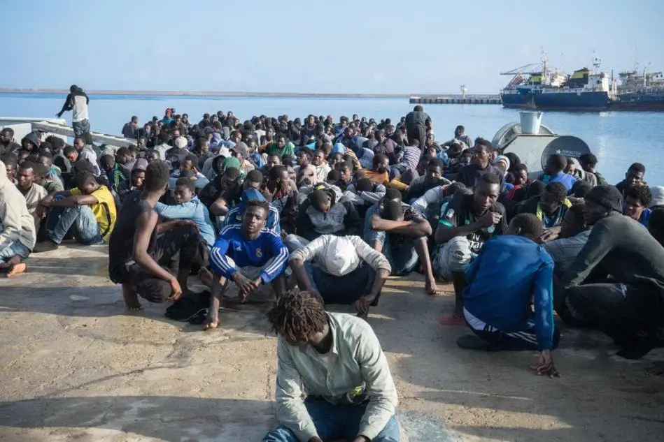 Migranti salvati al largo della Libia nel centro di accoglienza di Trig al Seka. (Foto Ansa)