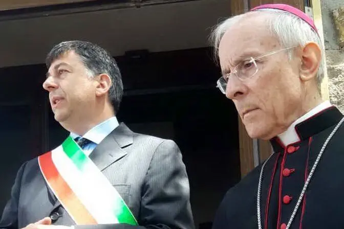 Il sindaco Roberto Putzolu e il vescovo Sanna