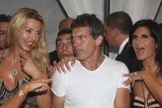 Valeria Marini e Pamela Prati insieme all'attore Antonio Banderas