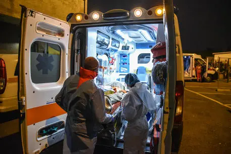 Ambulanze trasportano malati di Covid all’ingresso del pronto soccorso dell’ospedale san Gerardo di Monza, 11 novembre 2020. Ansa/Matteo Corner