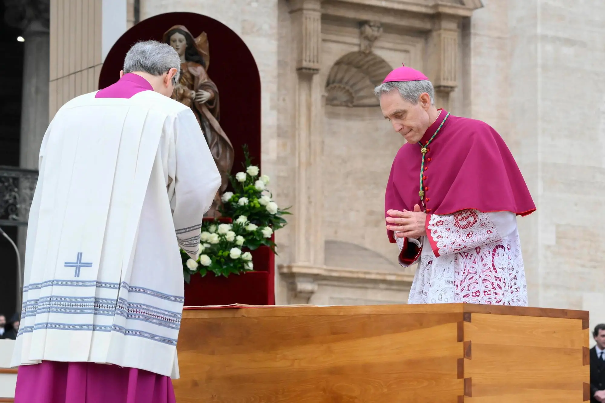 Monsignor Georg Gaenswein ai funerali di Papa Benedetto XVI (Ansa)