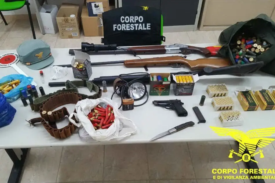 Le armi e le munizioni sequestrate (Foto Corpo Forestale)