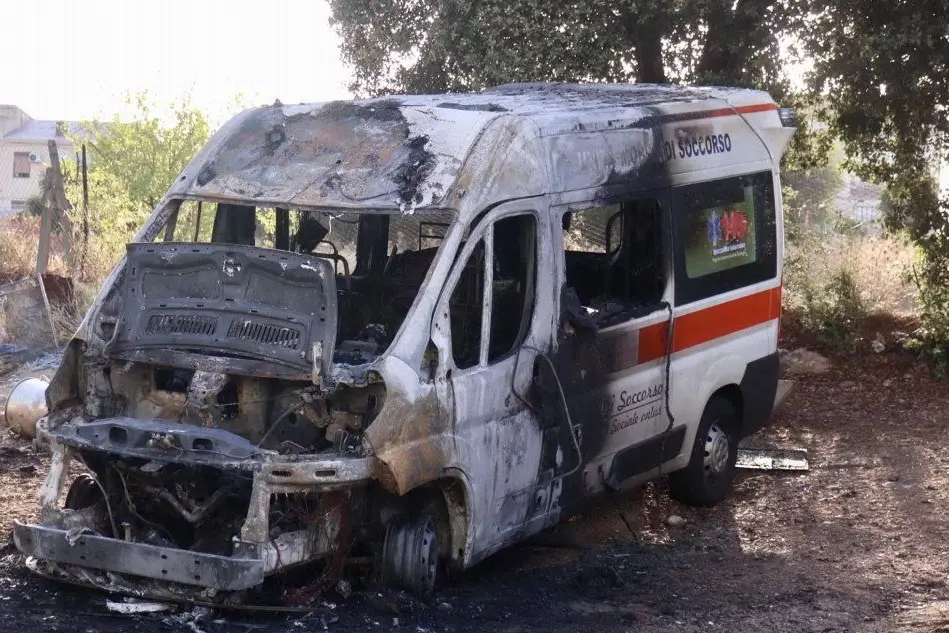 L'ambulanza distrutta (foto L'Unione Sara - Murru)