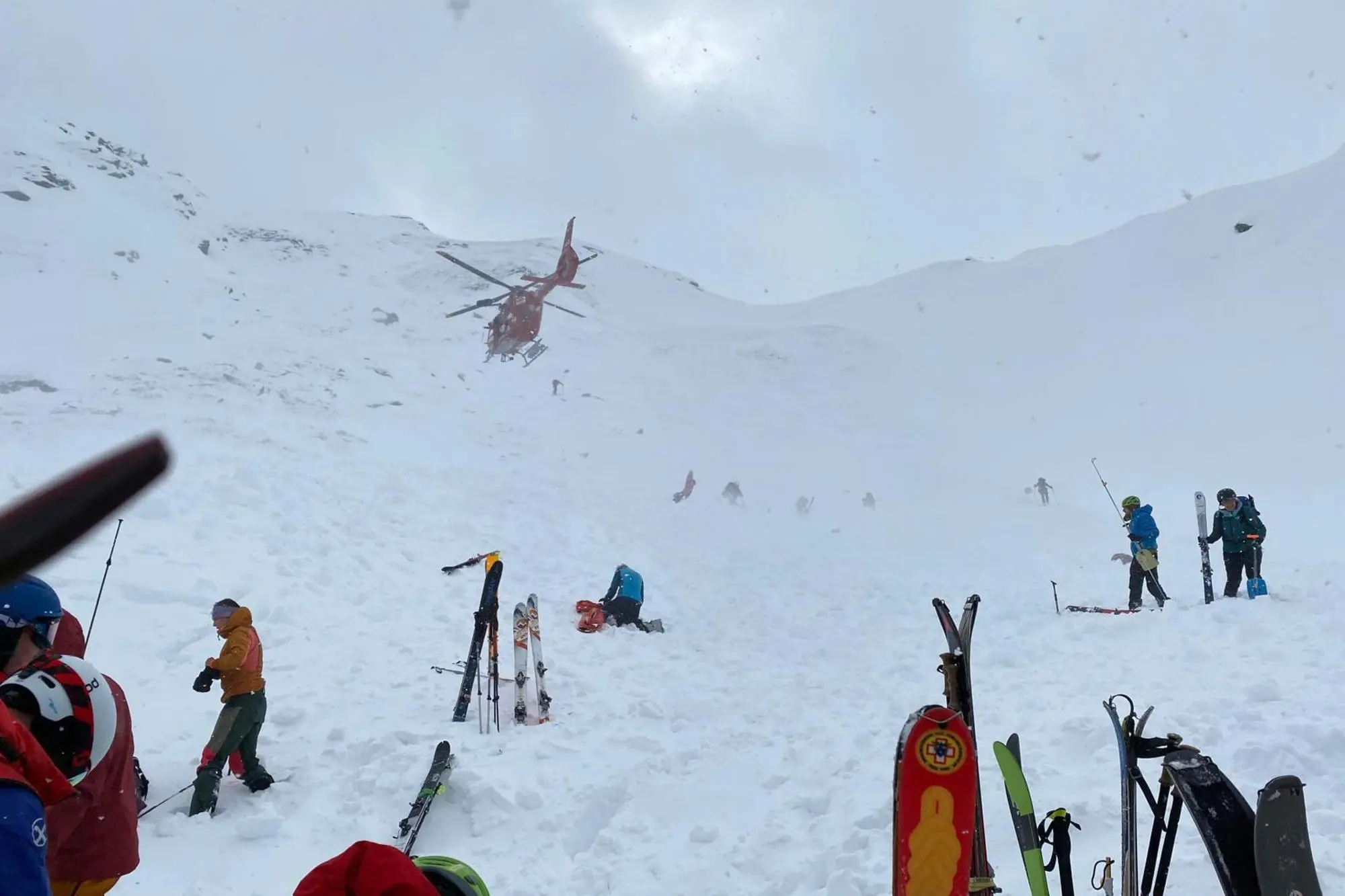 La maxi operazione di soccorso dopo la valanga in val Ridanna (foto via Ansa)