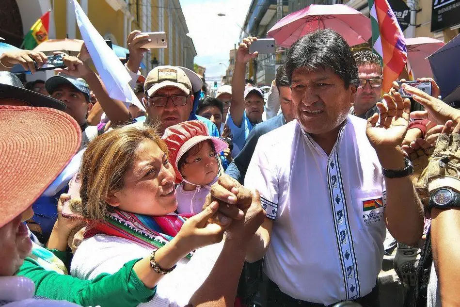 Evo Morales tra i suoi sostenitori (Ansa)