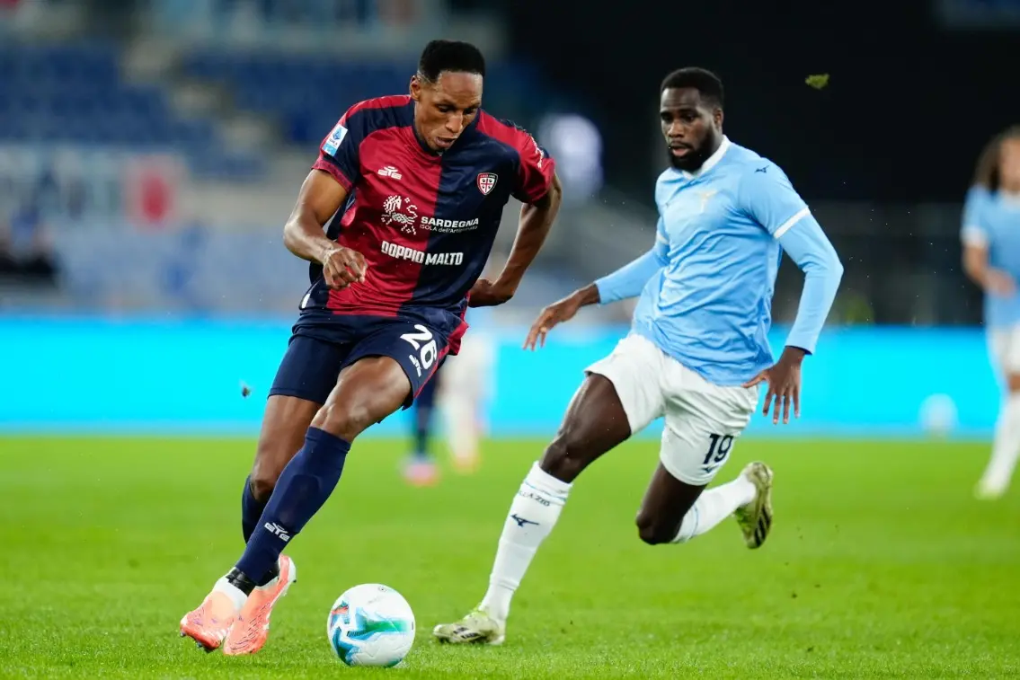 Il rientrante Yerry Mina contro Boulaye Dia nel primo tempo di Lazio-Cagliari (foto Ansa)