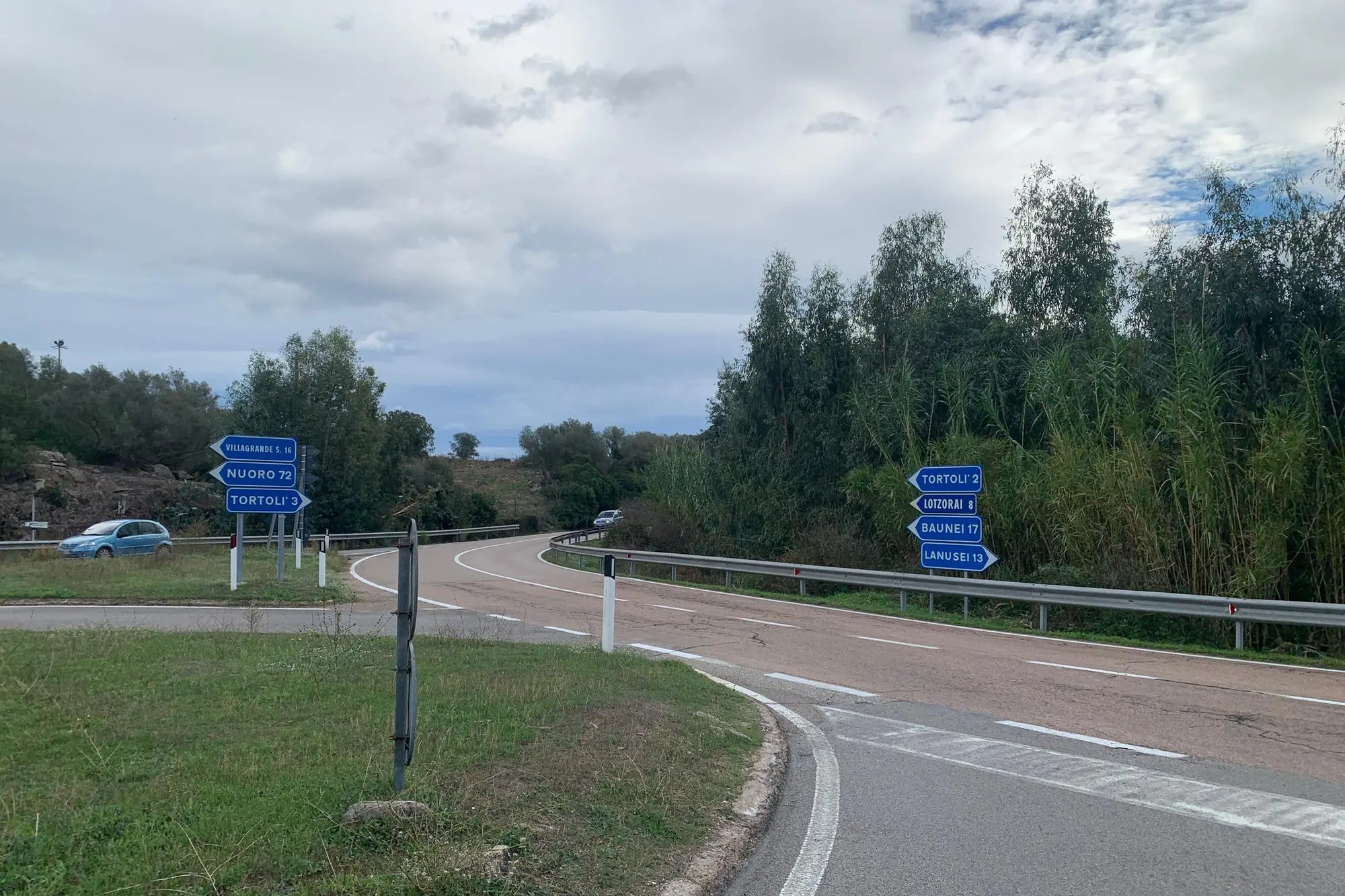 Strade: il bivio per Villagrande lungo la Lanusei-Tortolì (Us)