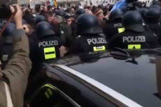 Scontri tra negazionisti tedeschi e polizia