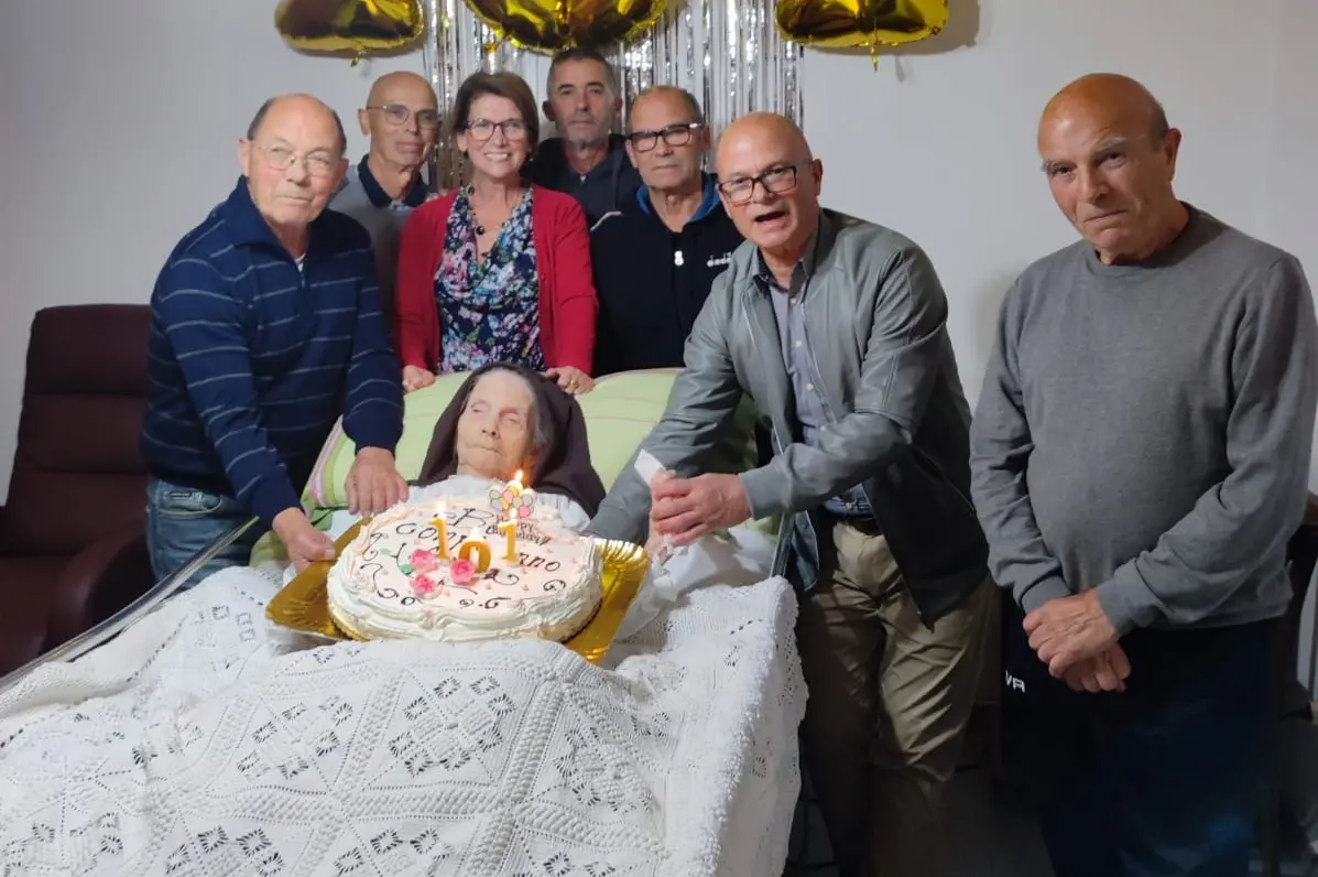 Anna Piras, 101 anni, di Bari Sardo, insieme ai figli (Foto Secci)
