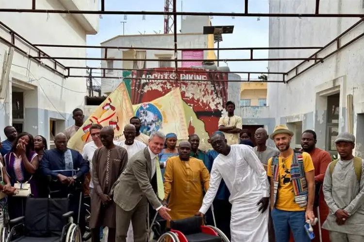 La consegna delle carrozzine in Senegal (foto concessa)