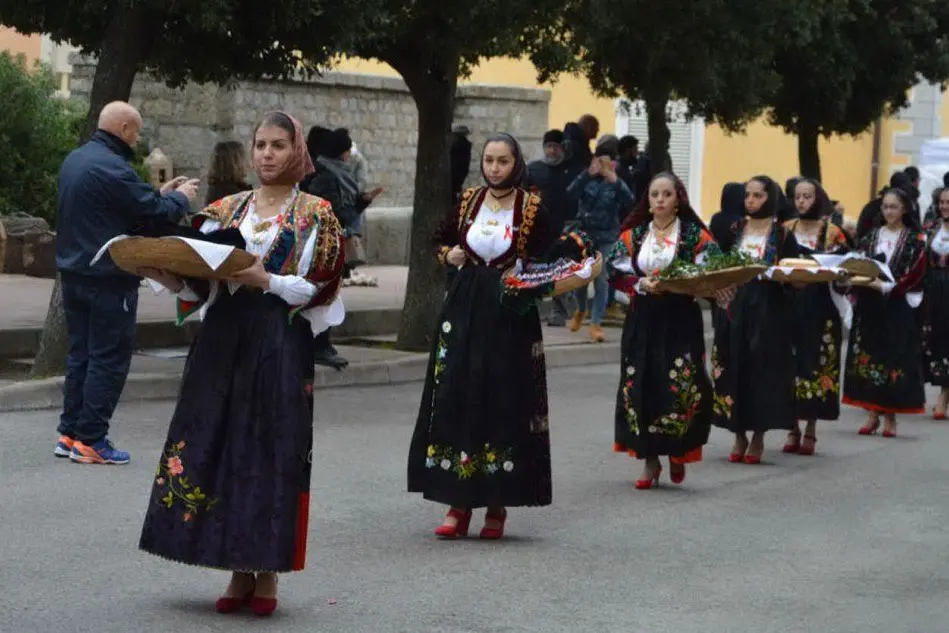 La sfilata delle donne di Orune, in abito tradizionale, contro la violenza di genere