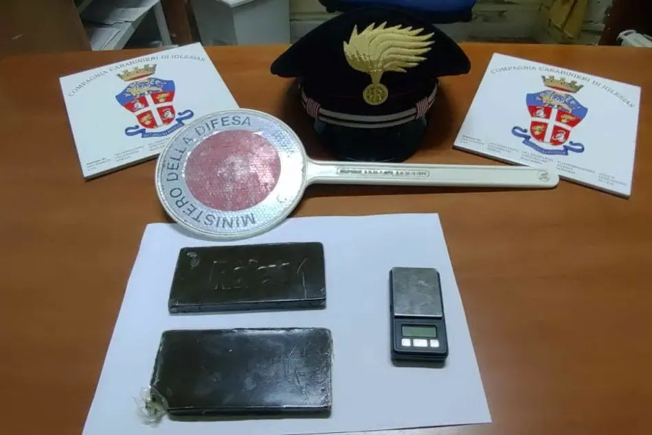 Il materiale sequestrato (foto Carabinieri)