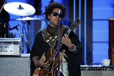 Lenny Kravitz performs during the third day of the Democratic National Convention in Philadelphia , Wednesday, July 27, 2016. (ANSA/AP Photo/J. Scott Applewhite) [CopyrightNotice: Copyright 2016 The Associated Press. All rights reserved. This material may not be published, broadcast, rewritten or redistribu]