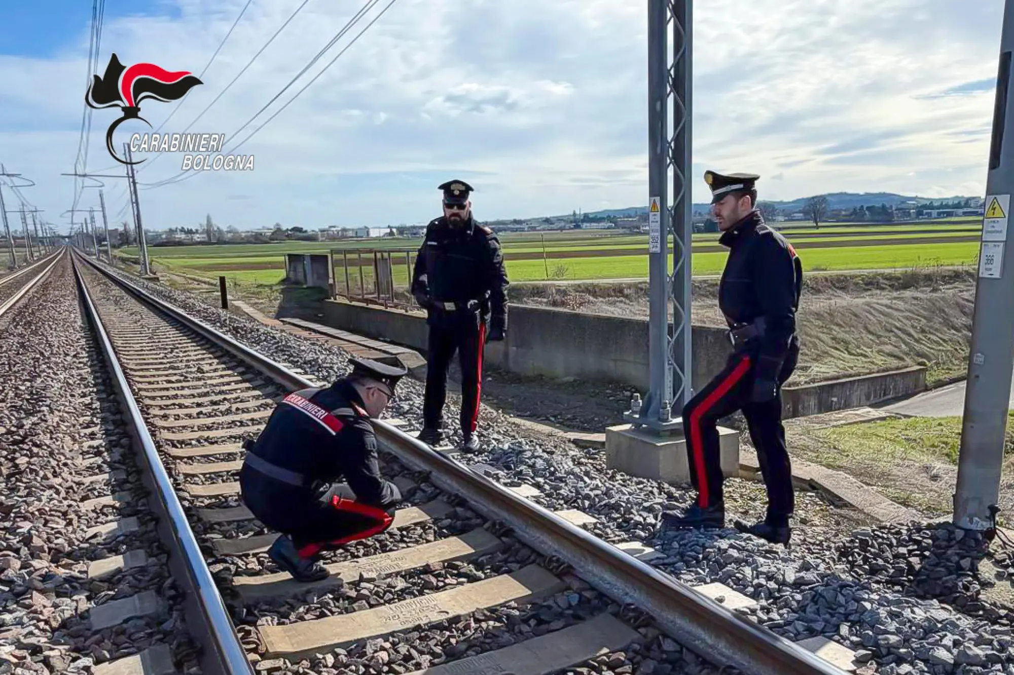 I carabinieri hanno arrestato un 20enne, nel Bolognese, mentre metteva pietre sui binari, 18 febbraio 2026. Lo anticipa il Tg1 sui social. A casa del fermato sarebbe stato trovato vario materiale riconducibile all'area dell'estremismo antagonista. Secondo quanto apprende l'ANSA, l'arresto è avvenuto ieri sera nei pressi di Castel San Pietro, in provincia, in un tratto dove i carabinieri sarebbero intervenuti sulla base di una segnalazione. L'accusa è attentato alla sicurezza dei trasporti. ANSA/US CARABINIERI ++FOTO DIFFUSA DALL'UFFICIO STAMPA - USARE SOLO PER ILLUSTRARE OGGI LA NOTIZIA INDICATA NEL TITOLO - NON ARCHIVIARE – FOTO NON IN VENDITA - DA USARE SOLO PER FINI GIORNALISTICI - NPK+++