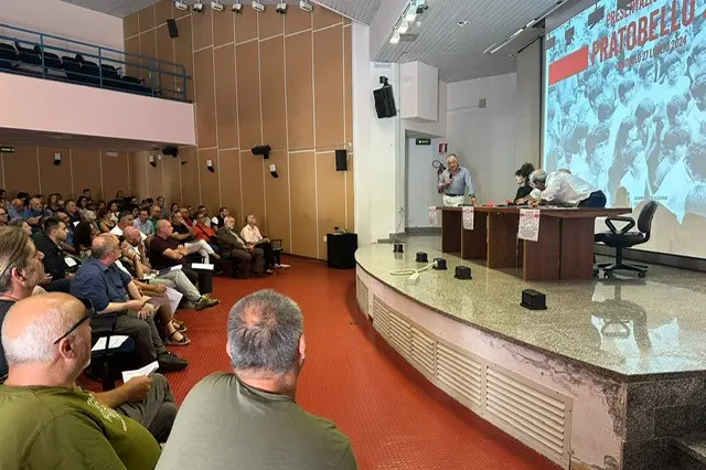 L'assemblea a Orgosolo (foto Gualà)