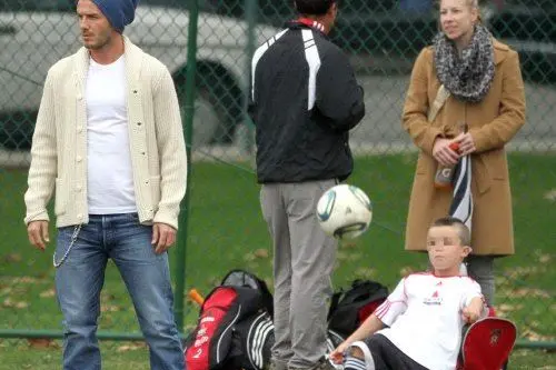 David Beckam assiste all'allenamento dei figli