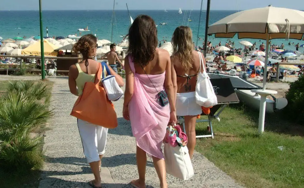 Turiste nella spiaggia delle Bombarde (foto archivio L'Unione Sarda)
