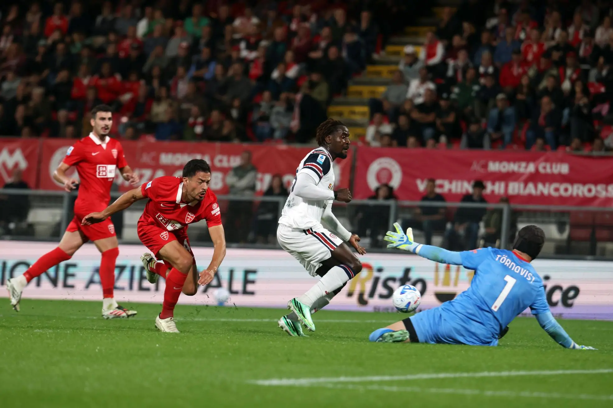 Noel Törnqvist nega il gol a M'Bala Nzola nel primo tempo di Monza-Cagliari (foto Ansa)