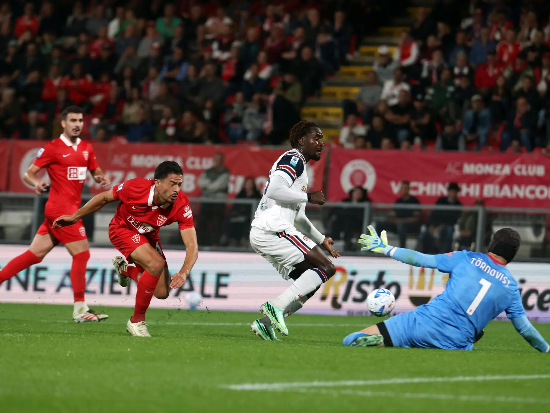Noel Törnqvist nega il gol a M'Bala Nzola nel primo tempo di Monza-Cagliari (foto Ansa)