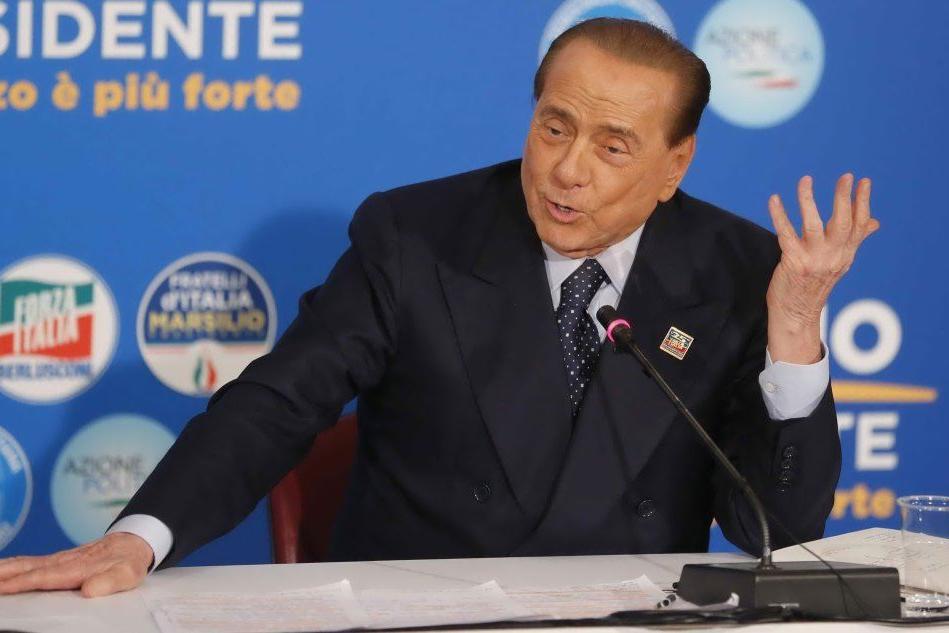 Berlusconi all'attacco: &quot;In piazza contro il Governo che tassa e ammanetta&quot;