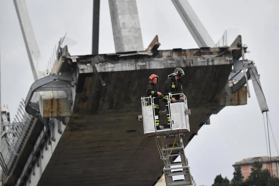 Il crollo del ponte ha causato la morte di 43 persone (Ansa)