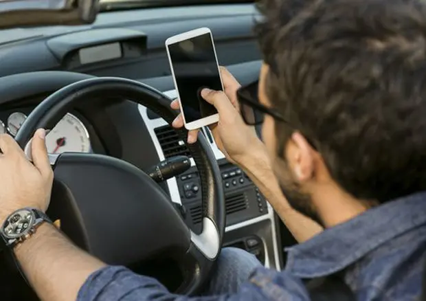 Al volante col telefonino in mano