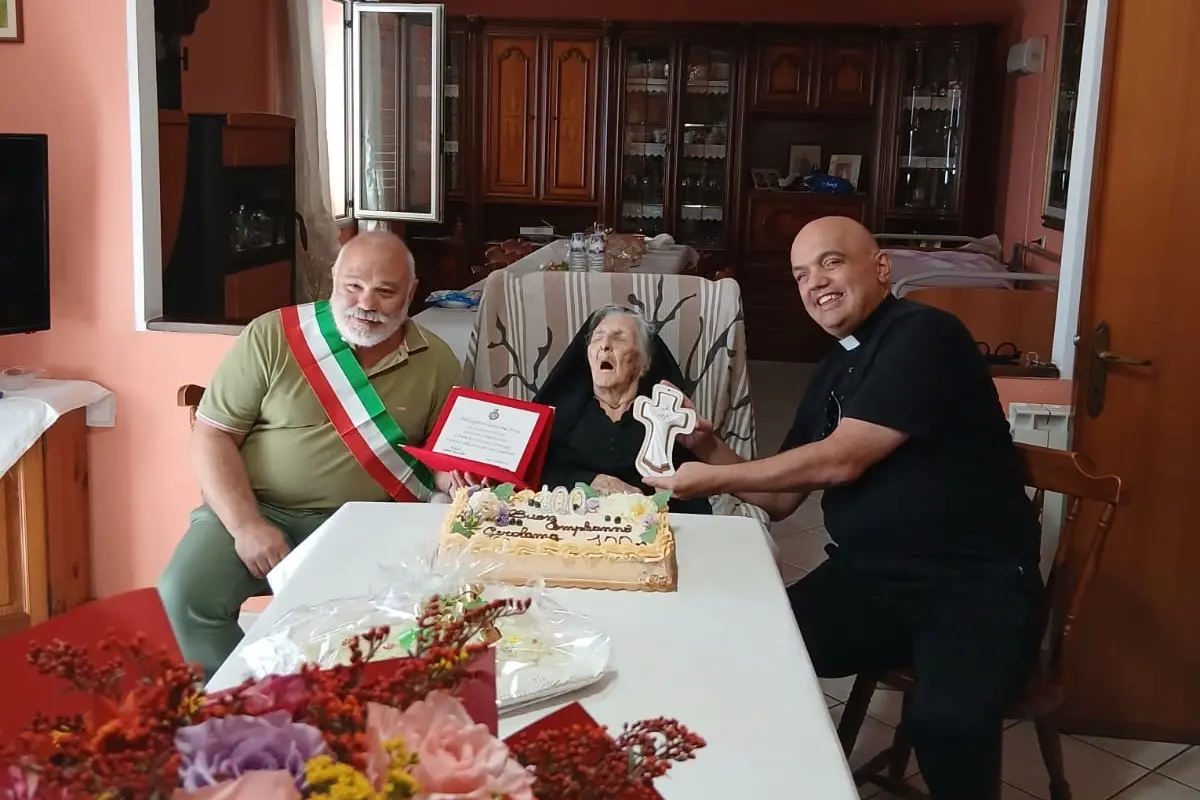 Gerolama Arzu insieme al sindaco e al parroco di Talana