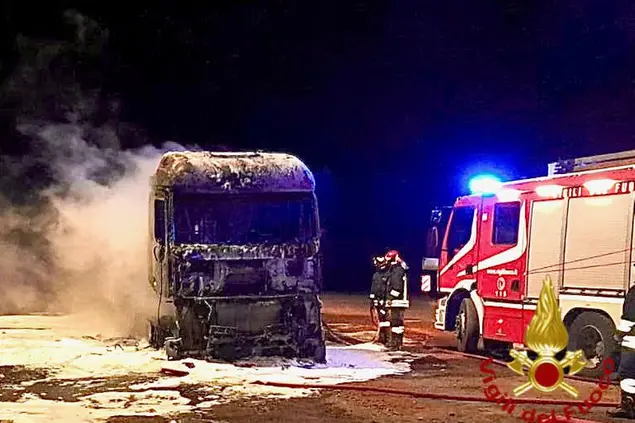 Uno dei mezzi distrutti dall'incendio (foto Vigili del fuoco)